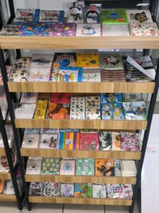 Serviettes de table imprimées personnalisées 3 plis colorées, style sac en vrac OEM, directement de l'usine au Cambodge, marque privée - Product Image 2