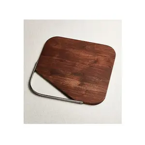 Planche à découper en bois de conception tendance avec manche en acier planche à découper à fromage de couleur marron pour ustensiles de cuisine à vendre