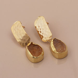 Pendientes hechos a mano con piedras preciosas de citrino en bruto, pendientes de gota con textura chapada en oro martillado, pendientes de tuerca a la moda para mujer, venta al por mayor - Product Image 5