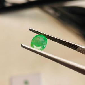 มรกตธรรมชาติ 2 เม็ด ทรงรี น้ำหนัก 2.70 กะรัต อัญมณีคุณภาพดี ประกายสวยงาม สีเขียวสวยงาม ขัดเงาอย่างสมบูรณ์แบบ เหมาะสำหรับทำเครื่องประดับทุกชนิด - Product Image 3