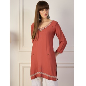 Exportateur indien de kurtis décontractés courts avec broderie simple et élégante pour femmes, disponibles au prix direct d'usine - Product Image 1