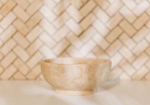 ชามหินทราเวอร์ทีนเกรดพรีเมียม พร้อมพื้นผิวธรรมชาติ สำหรับตกแต่งบ้านสไตล์โมเดิร์นและจัดวางอย่างมีระดับ - Product Image 4