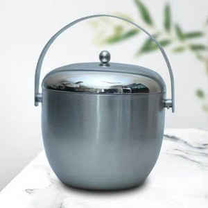 Seau à glace en métal de qualité supérieure de conception classique avec poignée Élégant durable et parfait pour les fêtes et les bars à domicile - Product Image 4