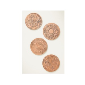Dessous de verre rond en métal gravé personnalisé avec noms, dates et logos cadeau parfait pour les proches et les événements - Product Image 1