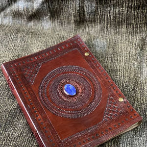 Diario de diseño en relieve de cuero genuino con cierre de puntada lateral, diario con tachuelas de piedra azul, libro de notas o diario - Product Image 1