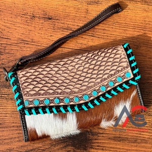 กระเป๋าคลัทช์หนังวัวสำหรับงานแกะสลักมือสไตล์ตะวันตกสีเทอร์ควอยส์ทันสมัย - Product Image 1