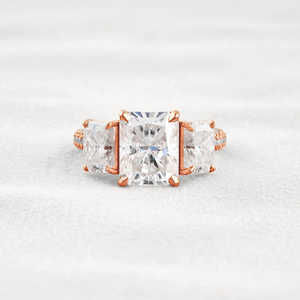 Catégorie de produits Élégant et luxueux Ensemble de trois pierres et de pavés de coupe rayonnante Bague en diamant Moissanite Élégant et luxueux - Product Image 3