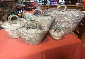 Ensemble de paniers tressés en paille faits à la main, couleur naturelle avec poignées, motif cœur coloré, pour Halloween, décoration intérieure et rangement artisanal - Product Image 4
