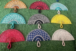 Abanicos de mano Seagrass con logotipo personalizado, OEM y ODM hechos a mano en Vietnam, decorativos o a la moda - Product Image 5