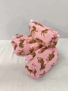 ชุดกระเป๋าเครื่องสำอางผ้าฝ้ายลายเสือดาว 3 ชิ้น พร้อมซิป น้ำหนักเบา เหมาะสำหรับการเดินทาง ใช้จัดระเบียบ จากราชสถาน - Product Image 3