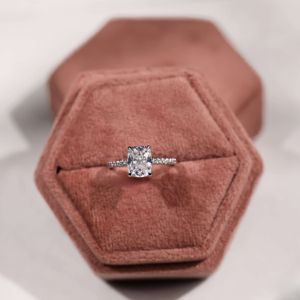 แหวนหมั้นเพชรรัศมีสีขาวตัดเป็นอมตะพร้อมเน้นสีทอง10K - Product Image 4