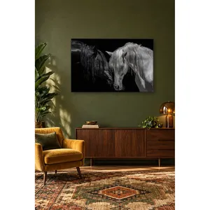 Impresión en lienzo de Fida: Dos caballos frente a frente sobre fondo negro - Product Image 2