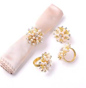 Lot de ronds de serviette en métal doré et cristal - Product Image 1