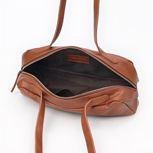 กระเป๋าคาดลำตัวแฟชั่นหนัง PU มีสายรัดสองเส้นเย็บตัดกันลายกราฟิกตัวหนาพิมพ์ลายตัวอักษรแบบห่วงปิด - Product Image 2