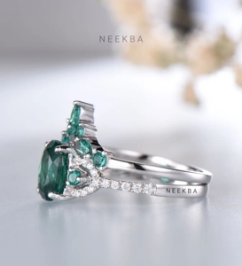 Juego de anillos de novia de oro blanco sólido de 10K con corte ovalado Lab-Juego de anillos de boda hechos a mano de Esmeralda y moissanita con banda curva de corona - Product Image 4