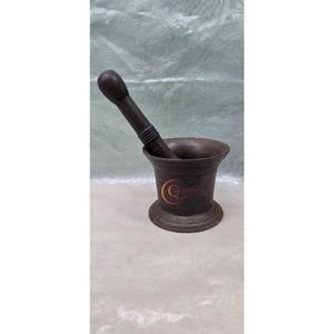 Mortier et pilon vintage bien poli Mortier en laiton en métal doré Fournitures de mélange et de meulage de table gravées au design vintage - Product Image 1