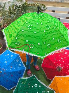 Lot de 10 20 40 50 100 Parapluies multicolores brodés avec des motifs miroir pour la décoration de plafond, la mise en scène - Product Image 4