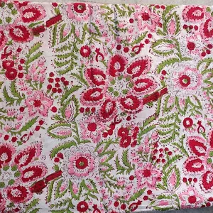 Tissu en coton biologique imprimé à la main Sanganeri, motif floral blanc et rose, respirant, pour ameublement - Product Image 3