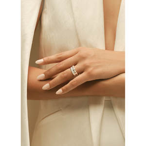 Anillo con Bisel de Esmeralda y Diamantes Marianna - Product Image 2