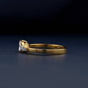 Anillo de oro amarillo de 14 quilates con trillones y corte de Baguette, Diamante cultivado en laboratorio, venta al por mayor, Diamante cultivado en laboratorio pequeño en ajuste de punta para ella - Product Image 4