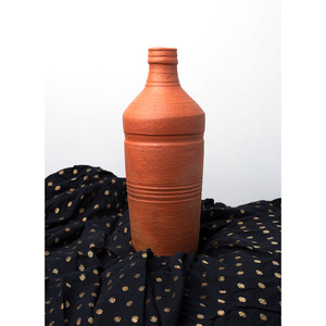 Botella de terracota de arcilla hecha a mano de nuevo diseñador Botella ecológica de agua para beber y mantener el agua fresca durante mucho tiempo - Product Image 1