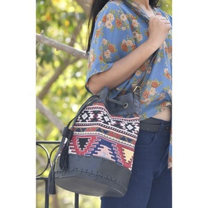 Bolso con cordón de cuero genuino, bolso de mano de cuero para mujer, bolsos de hombro de tela Jacquard hechos a mano con estilo - Product Image 1