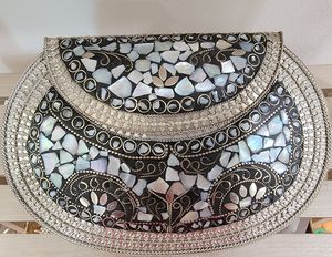 กระเป๋าคลัทช์หินสีเงินโลหะยามเย็นพร้อมส่งที่ปิดซิปแบบโมเสคทองเหลืองทันสมัย - Product Image 1