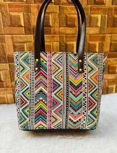 Fourre-tout en coton imprimé Modern Ease avec PU et double cloison avec poche arrière zippée essentiel pour la vie quotidienne et un usage professionnel - Product Image 4