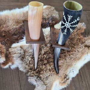 Cuerno vikingo ecológico para beber con borde y soporte de metal con diseño animal y religioso - Product Image 3