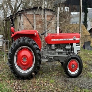 Tracteur agricole diesel roues motrices Massey Ferguson 35 4x4 35 CV rouge vintage avec moteur - Product Image 1