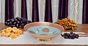 Bol de fruits secs en laiton fait à la main de 5 pouces ustensiles de cuisine décoratifs écologiques concepteur de paon cadeau de travail de sculpture multicolore - Product Image 5