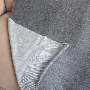 Jeté en laine mérinos réversible bicolore 80% mérinos/20% Nylon 140x200 cm Couverture en boîte-cadeau tissée gris clair et foncé - Product Image 3