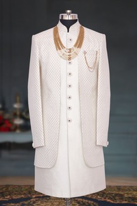 Primera impresión: Vestido indo-occidental hecho a mano para hombre, en negro y beige, diseño propio, ideal para bodas u cualquier evento. - Product Image 3