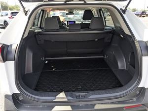 Usado 2024 Toyota R A V4 XLE FWD - Product Image 4