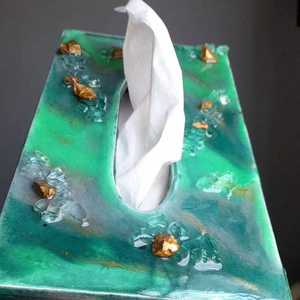 Boîte à mouchoirs élégante en résine florale Accessoire de vaisselle de salle à manger simplement conçu pour offrir des cadeaux par Tradebit - Product Image 5