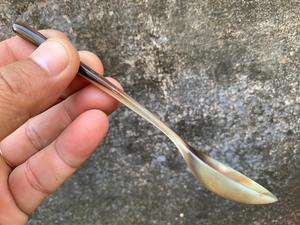 Cuillère en corne de buffle naturelle, fabriquée à la main et polie, parfaite pour servir des épices, des condiments ou pour une utilisation décorative sur la table, de haute qualité - Product Image 3