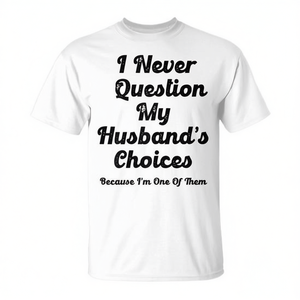 Camiseta Promocional para Mujer con Gráfico 'Nunca Dudo de las Decisiones de Mi Esposo Porque Soy Una de Esas Decisiones' - Product Image 3