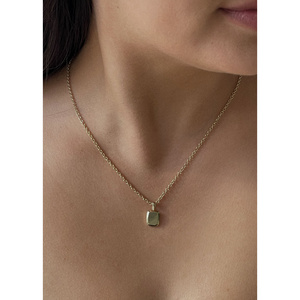 Collar con Colgante Fino Maeve, Diseño Elegante en Forma de Cojín - Product Image 3