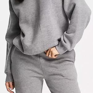Ensemble de survêtement pour femmes à la mode sweat à capuche court et pantalon de survêtement entraînement en gros, vêtements de salon et de sport personnalisables - Product Image 6