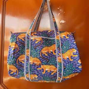 Bolso de hombro de lona acolchado de algodón, bolso de noche lavable con estampado floral, bolso de playa de compras de yoga ecológico - Product Image 1