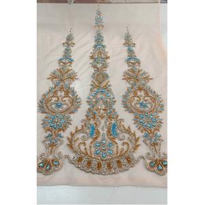 Tissu en maille de dentelle perlée délicate de fabrication indienne avec des détails complexes pour des robes élégantes disponibles au prix d'exportation - Product Image 2