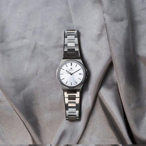 Reloj de pulsera de cuarzo de lujo de cristal de acero inoxidable de alta calidad para mujer con esfera de 32mm y resistente al agua - Product Image 2