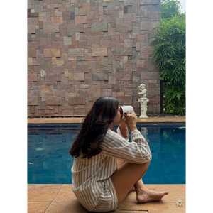 Conjunto de Salón para Mujer en Beige Suave, Mangas Largas, 100% Algodón Tejido, Pantalones Cortos - Product Image 1