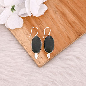 Boucles d'oreilles faites à la main pour femmes pierre de sang ovale pierre précieuse argent plaqué laiton Dangler pour les mariages ou toute occasion spéciale - Product Image 2