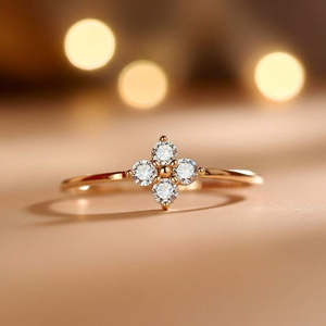 Bague de fiançailles Hallmark en argent sterling plaqué or avec diamant naturel et motif clé taillée en platine rhodié - Product Image 1