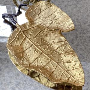 Meilleur plateau rond de luxe en métal texturé doré avec poignée en forme de feuille Plateau de service décoratif Pièce maîtresse élégante Accent de table pour la maison - Product Image 2