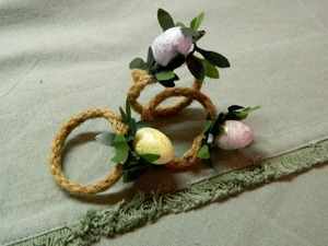 Ensemble élégant d'anneaux de serviette ronds en jute avec des accents floraux pour la mise en place de la table à manger, les fêtes, les mariages et l'usage domestique en provenance d'Inde - Product Image 4