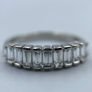 Bague de fiançailles demi-éternité en diamant de laboratoire taille baguette sertie clos, 1,2 carat total, or blanc, romantique, pour fête et mariage - Product Image 3