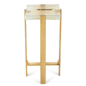 Table d'appoint design fantaisie en bois avec plateau en résine carré et quatre pieds, utilisable dans le salon ou la chambre à coucher - Product Image 1