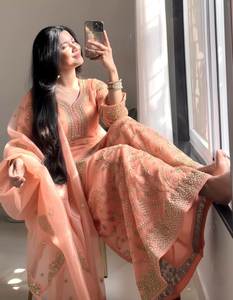 Très demandé, nouveau costume salwar élégant en tissu de pure soie, col rond, coupe droite, bordure tendance, à prix de gros - Product Image 3